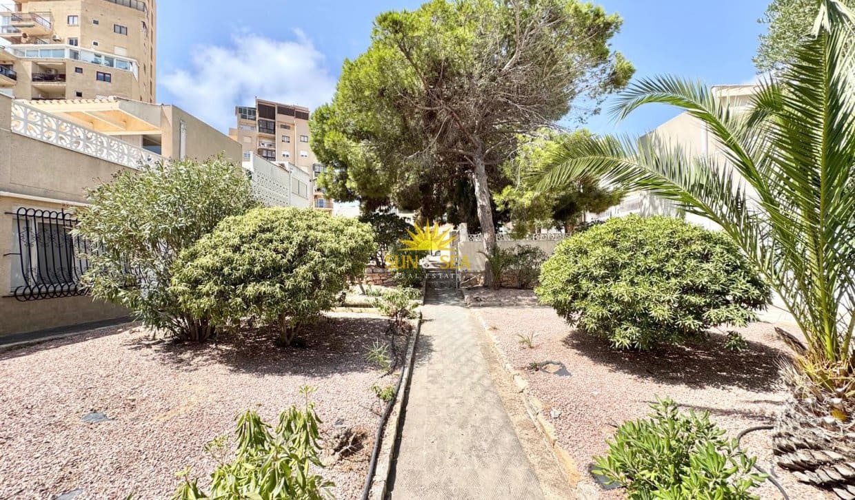 6 bedroom Villa for holiday rental in Torrevieja with garage - € 1,250 (Ref: 10022955)