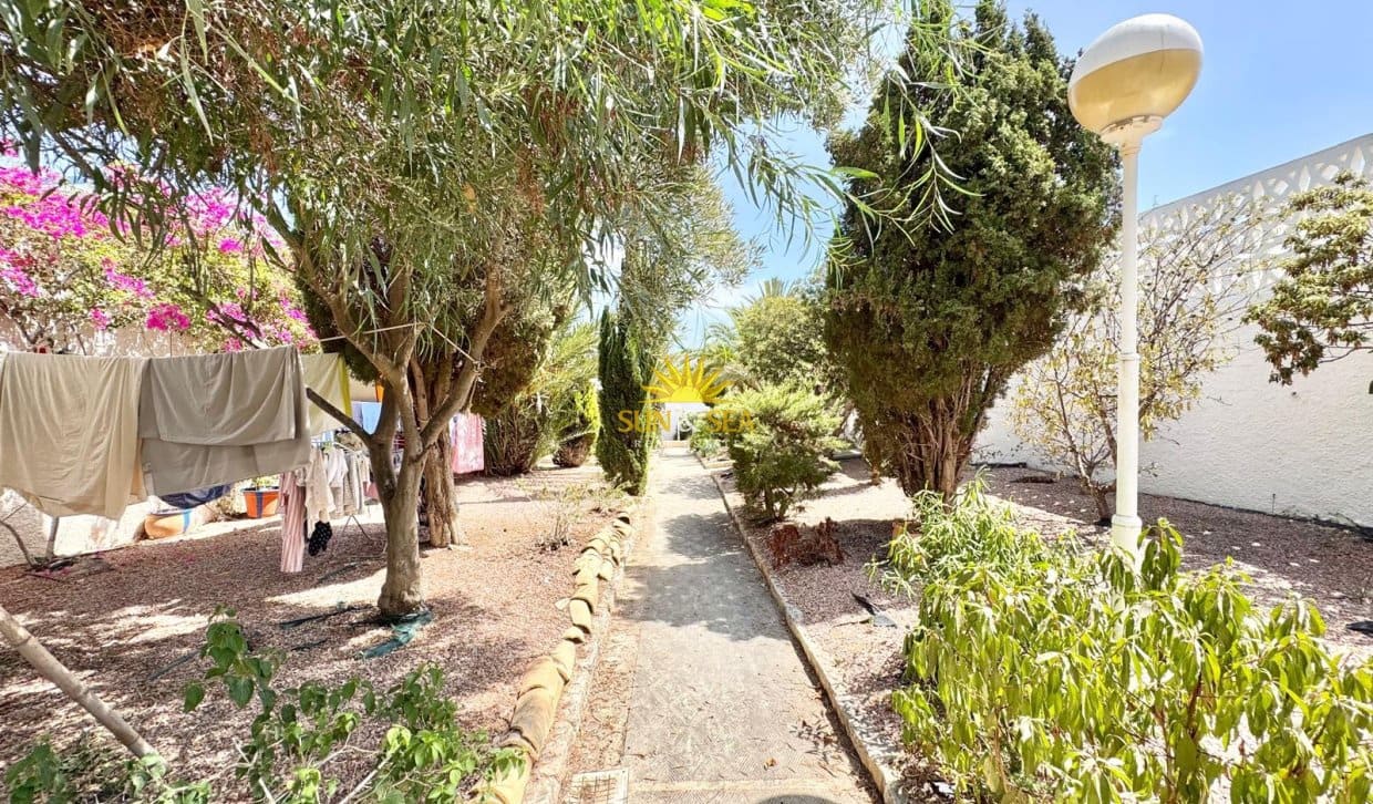 6 bedroom Villa for holiday rental in Torrevieja with garage - € 1,250 (Ref: 10022955)