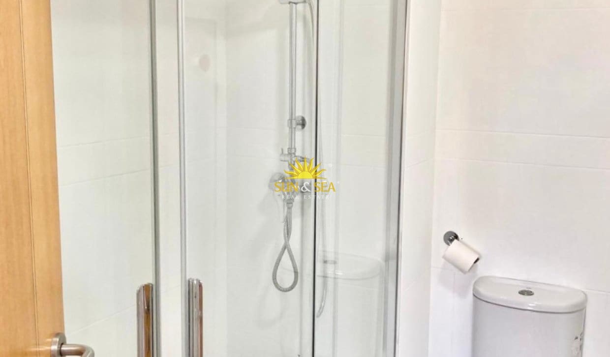 Apartamento de 3 habitaciones en Alicante / Alacant ciudad en alquiler con garaje - 1.350 € (Ref: 10023156)