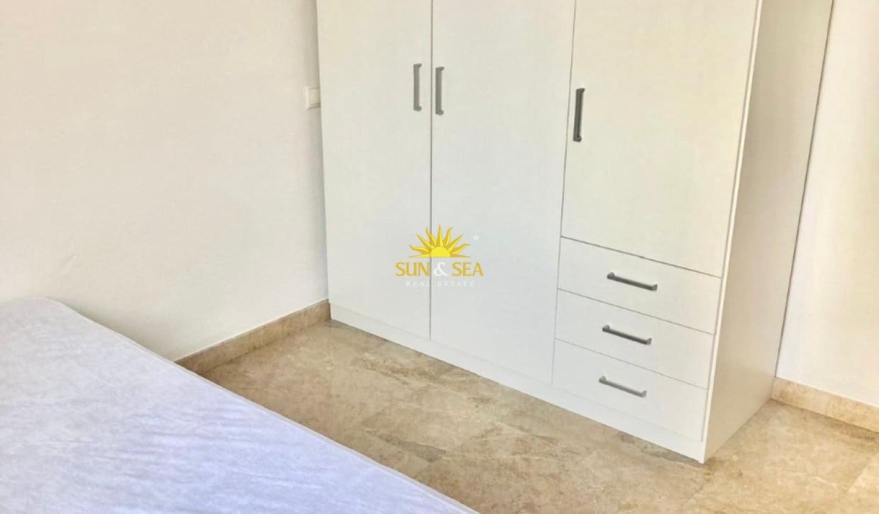 Apartamento de 3 habitaciones en Alicante / Alacant ciudad en alquiler con garaje - 1.350 € (Ref: 10023156)