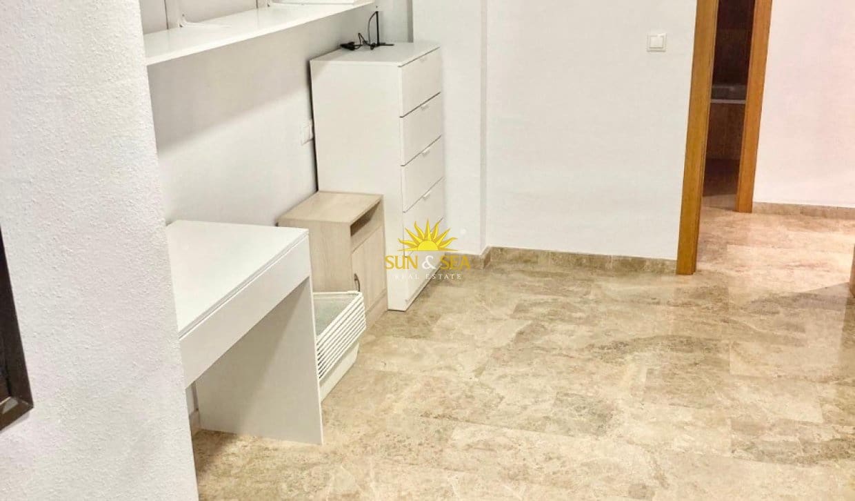 Apartamento de 3 habitaciones en Alicante / Alacant ciudad en alquiler con garaje - 1.350 € (Ref: 10023156)