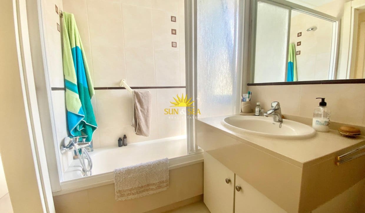 2 quarto Apartamento para arrendamento para férias em Benidorm com Garagem - 1 550 € (Ref: 10023157)