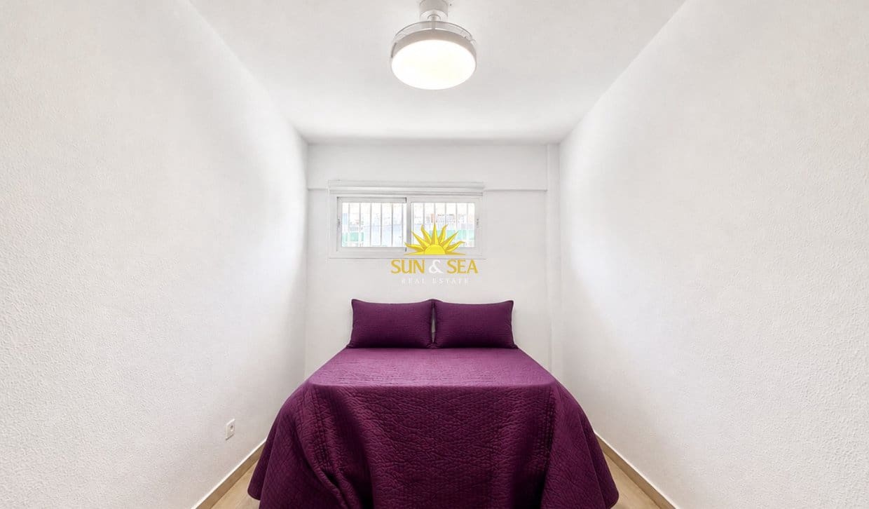 2 soverom Leilighet til leie i Torrevieja med svømmebasseng garasje - € 950 (Ref: 10023228)