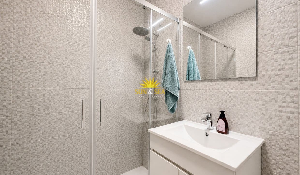 2 soverom Leilighet til leie i Torrevieja med svømmebasseng garasje - € 950 (Ref: 10023228)
