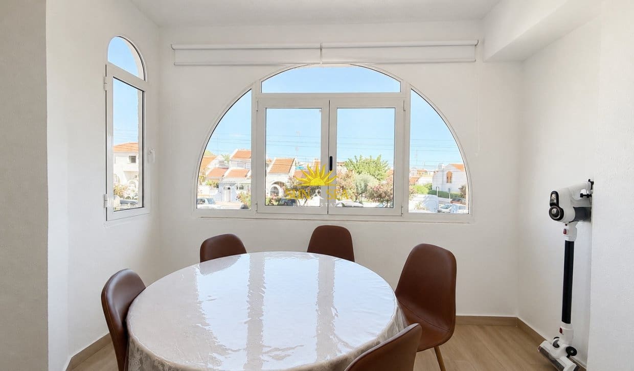 2 soverom Leilighet til leie i Torrevieja med svømmebasseng garasje - € 950 (Ref: 10023228)