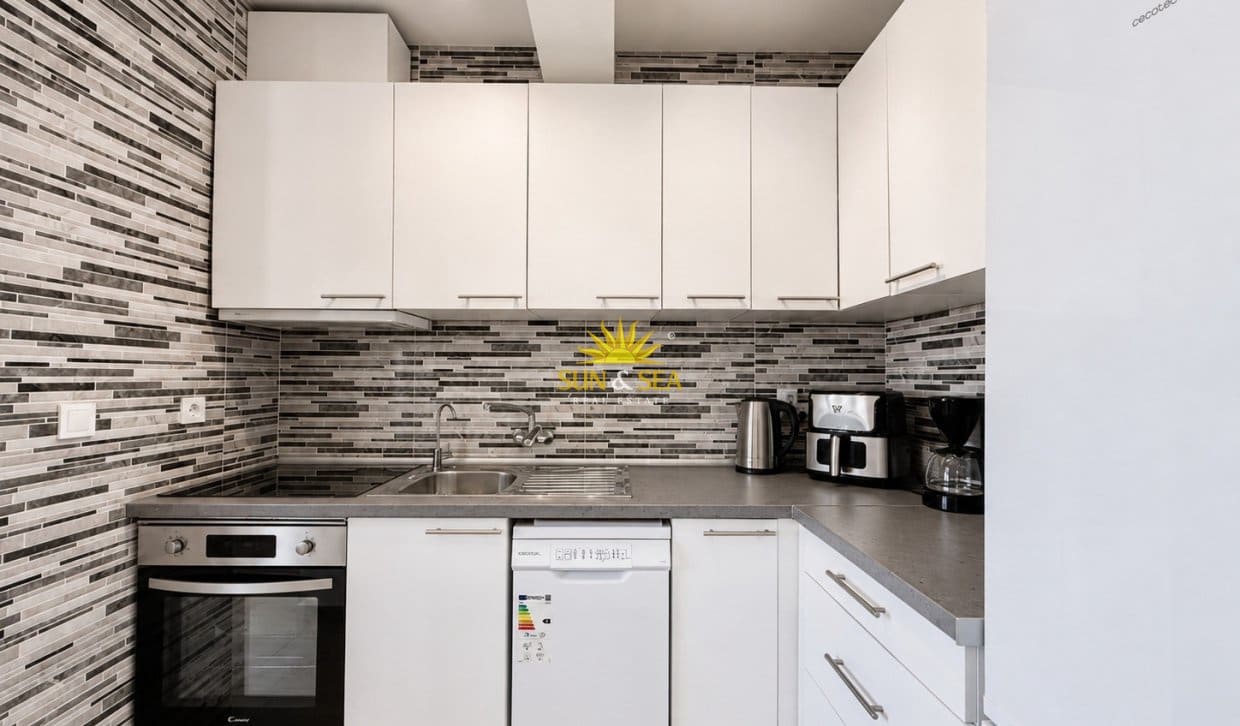 2 soverom Leilighet til leie i Torrevieja med svømmebasseng garasje - € 950 (Ref: 10023228)