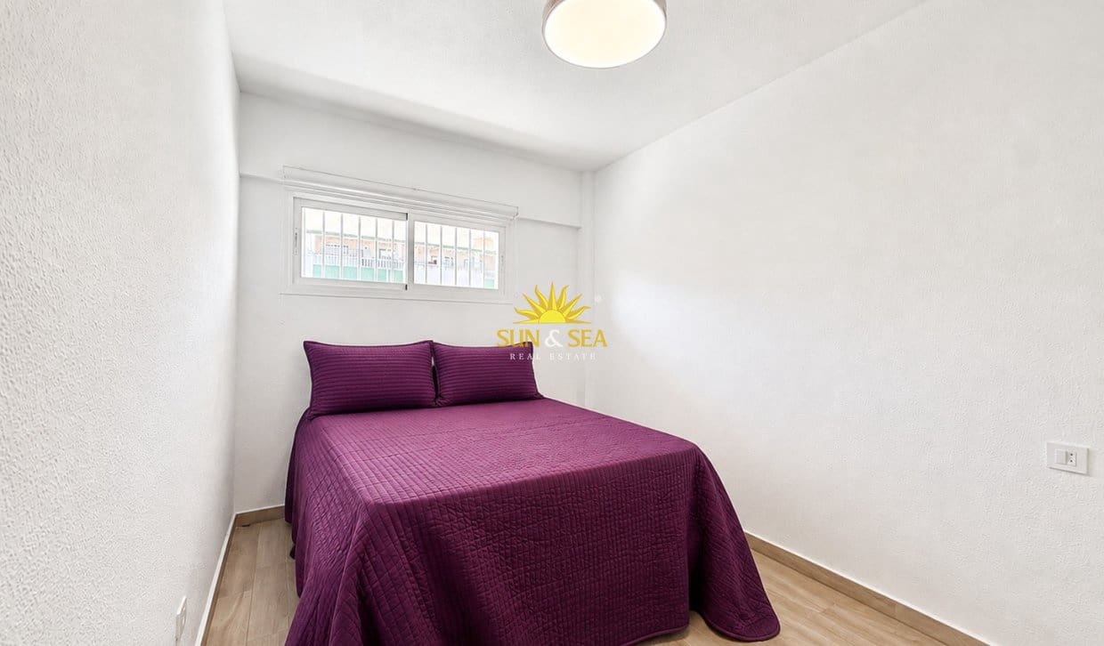 2 soverom Leilighet til leie i Torrevieja med svømmebasseng garasje - € 950 (Ref: 10023228)