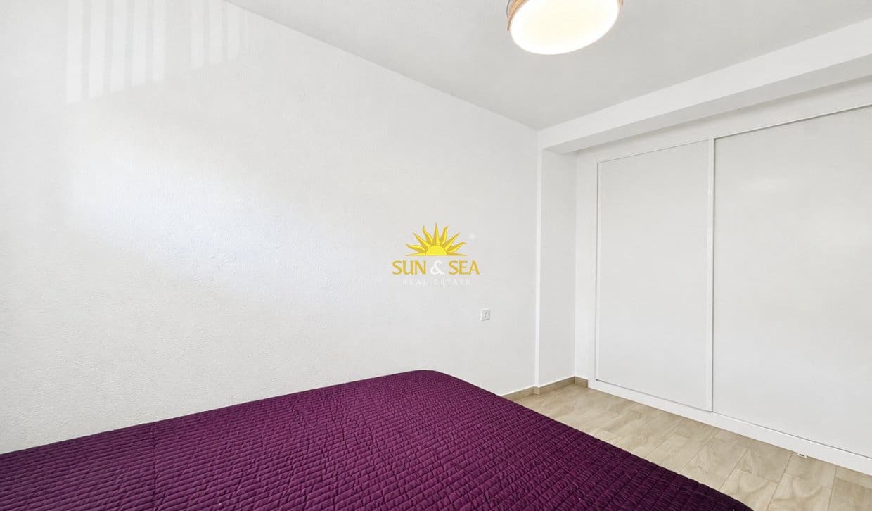 2 soverom Leilighet til leie i Torrevieja med svømmebasseng garasje - € 950 (Ref: 10023228)