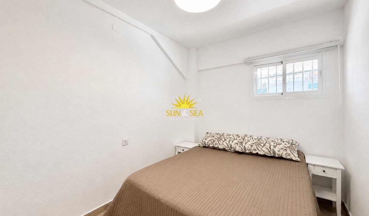 2 soverom Leilighet til leie i Torrevieja med svømmebasseng garasje - € 950 (Ref: 10023228)