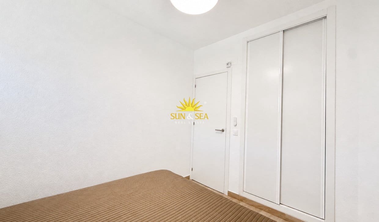 2 soverom Leilighet til leie i Torrevieja med svømmebasseng garasje - € 950 (Ref: 10023228)