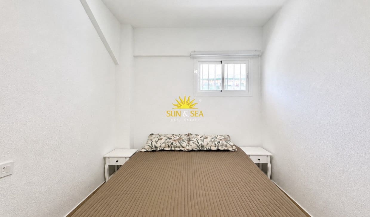 2 soverom Leilighet til leie i Torrevieja med svømmebasseng garasje - € 950 (Ref: 10023228)