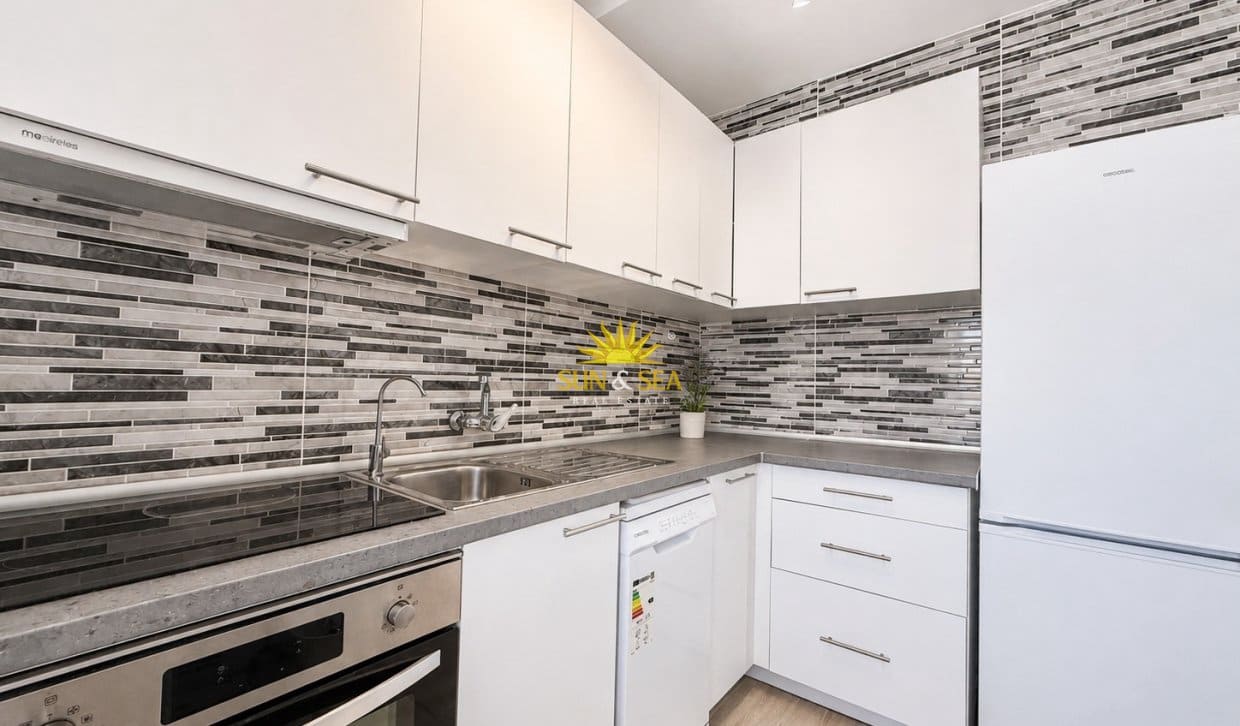 2 soverom Leilighet til leie i Torrevieja med svømmebasseng garasje - € 950 (Ref: 10023228)