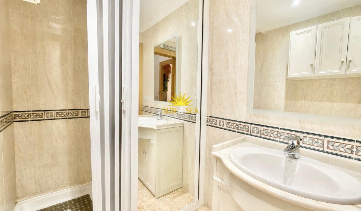 Appartement de 2 chambres à louer à Playa de San Juan avec piscine garage - 1 000 € (Ref: 10023285)