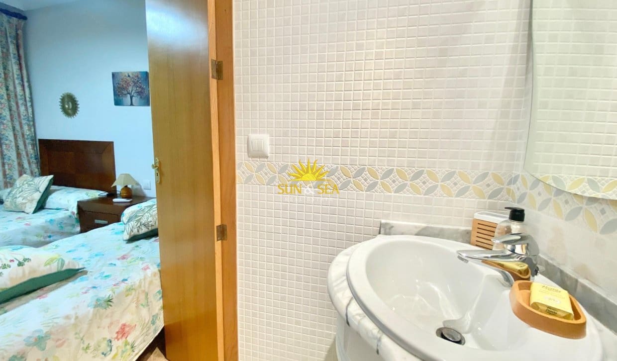 Appartement de 2 chambres à louer à Playa de San Juan avec piscine garage - 1 000 € (Ref: 10023285)