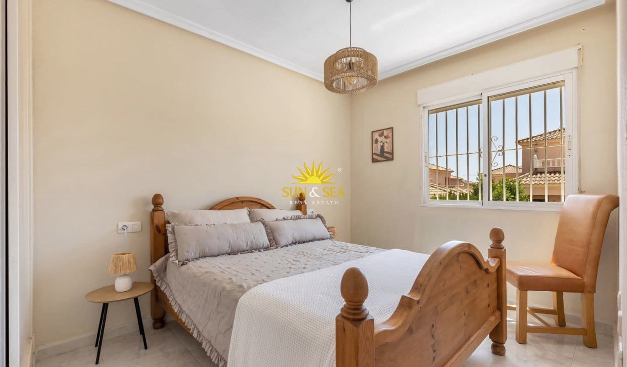 3 quarto Moradia para arrendar em Torrevieja com piscina - 1 650 € (Ref: 10024605)