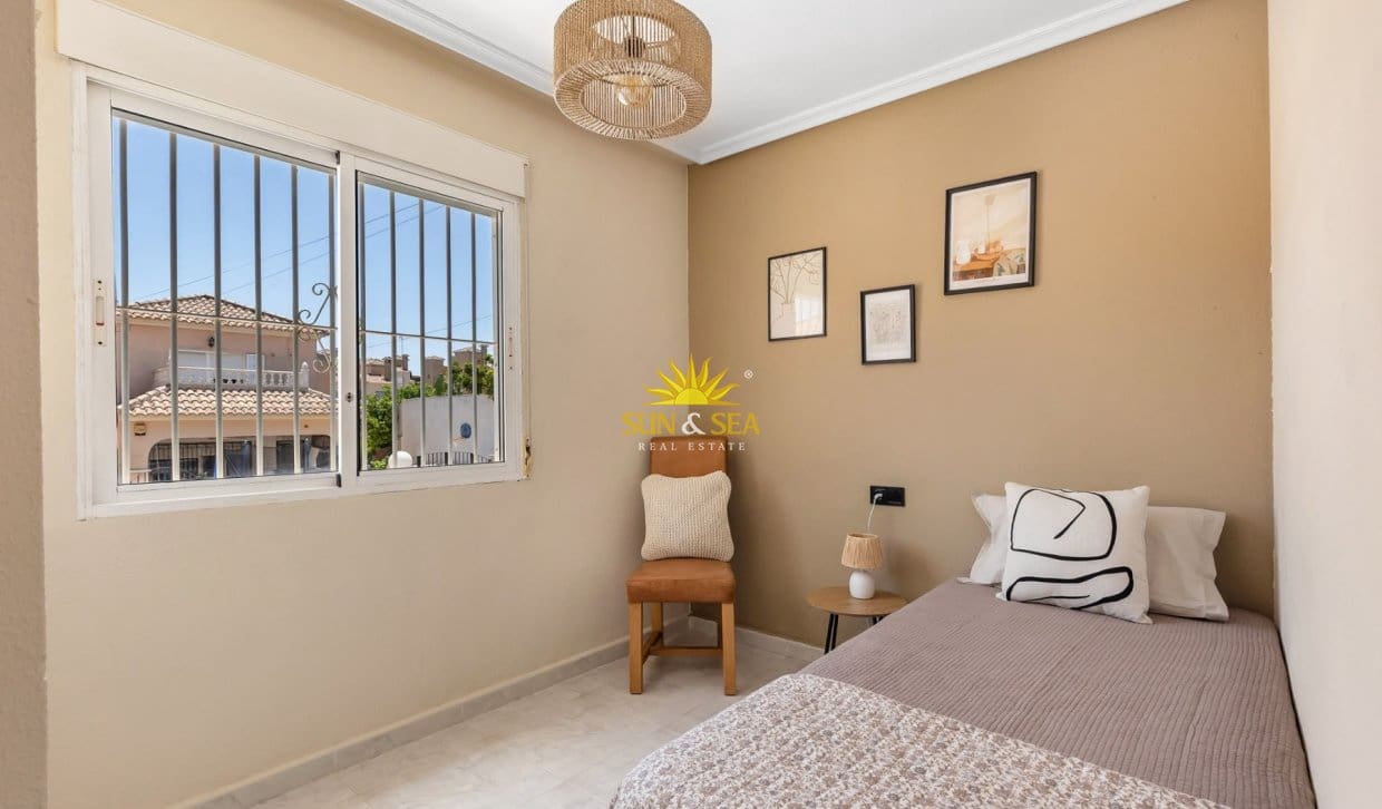3 quarto Moradia para arrendar em Torrevieja com piscina - 1 650 € (Ref: 10024605)