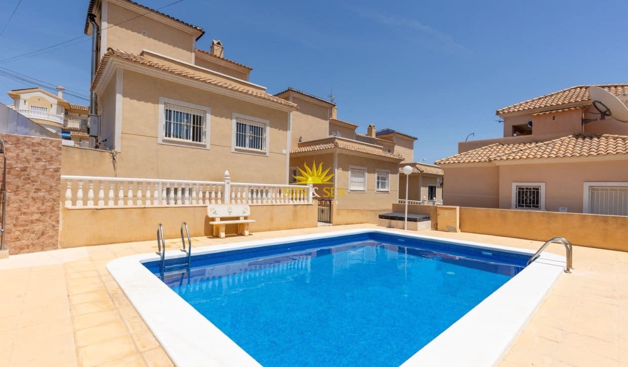 3 quarto Moradia para arrendar em Torrevieja com piscina - 1 650 € (Ref: 10024605)