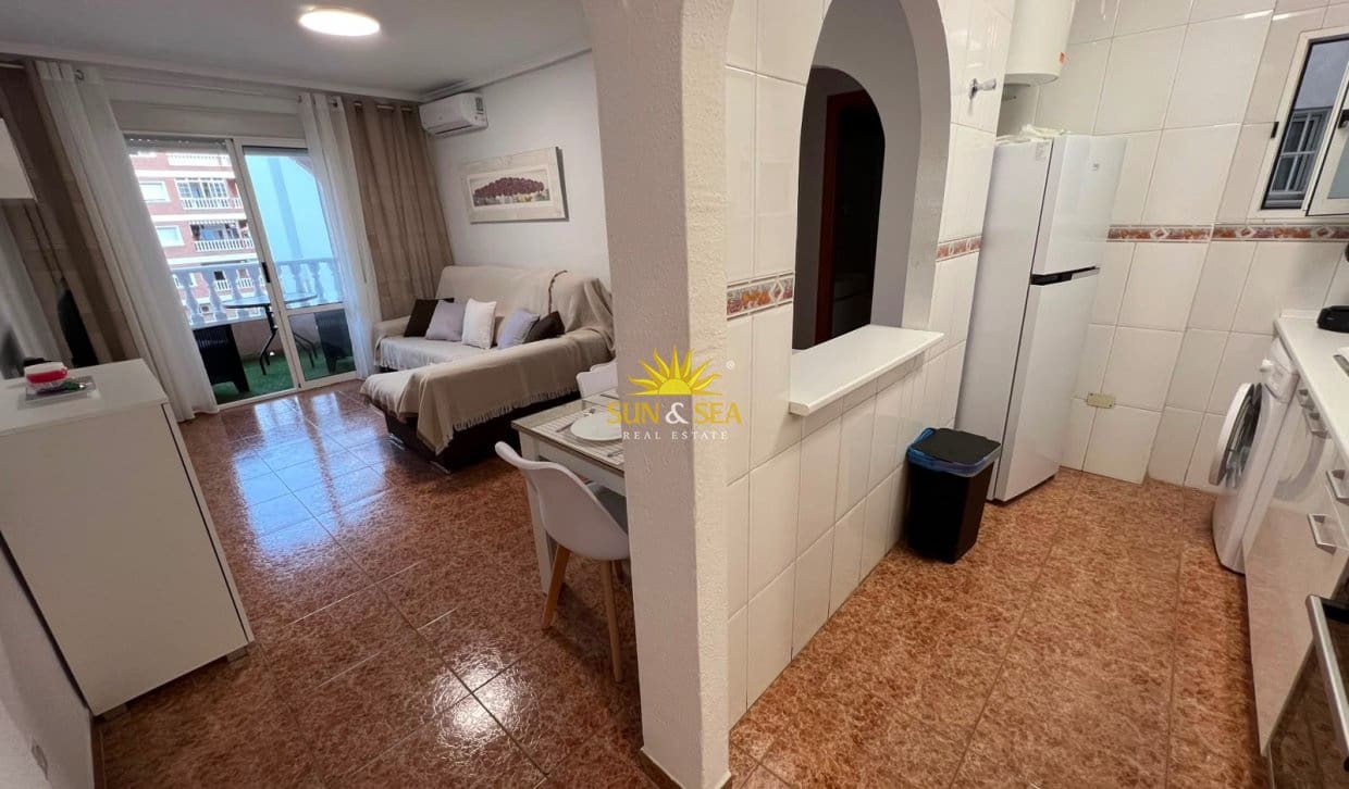 2 sovrum Lägenhet att hyra i Torrevieja med pool - 875 € (Ref: 10026178)
