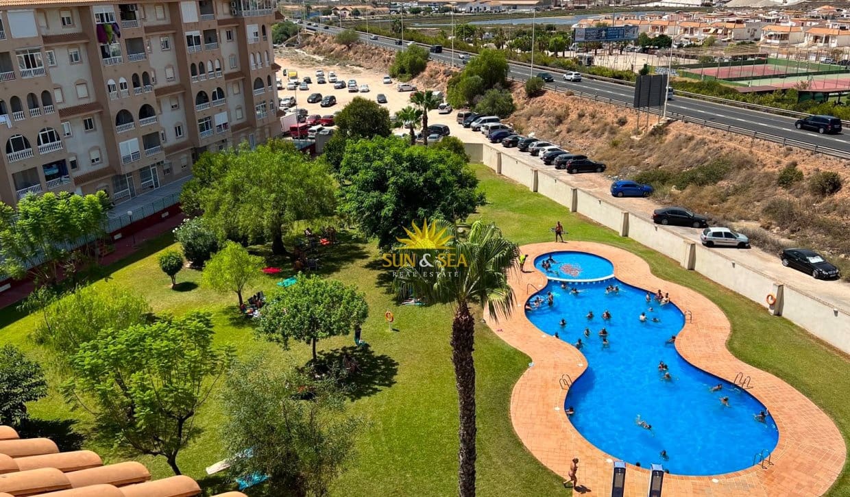 2 sovrum Lägenhet att hyra i Torrevieja med pool - 875 € (Ref: 10026178)