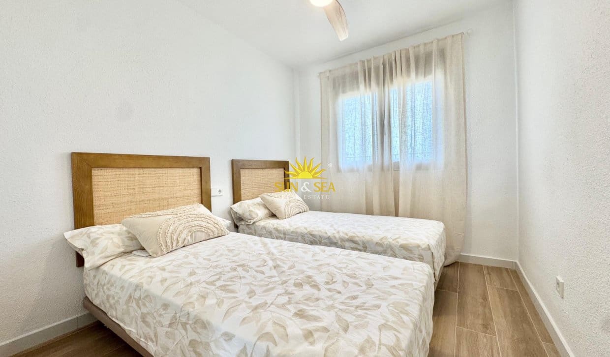 2 Zimmer Apartment zu vermieten in San Javier mit Pool - 900 € (Ref: 10029752)