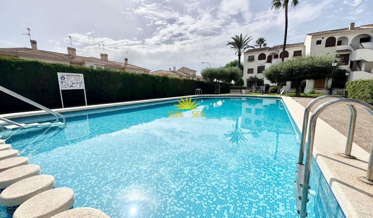 2 Zimmer Apartment zu vermieten in San Javier mit Pool - 900 € (Ref: 10029752)