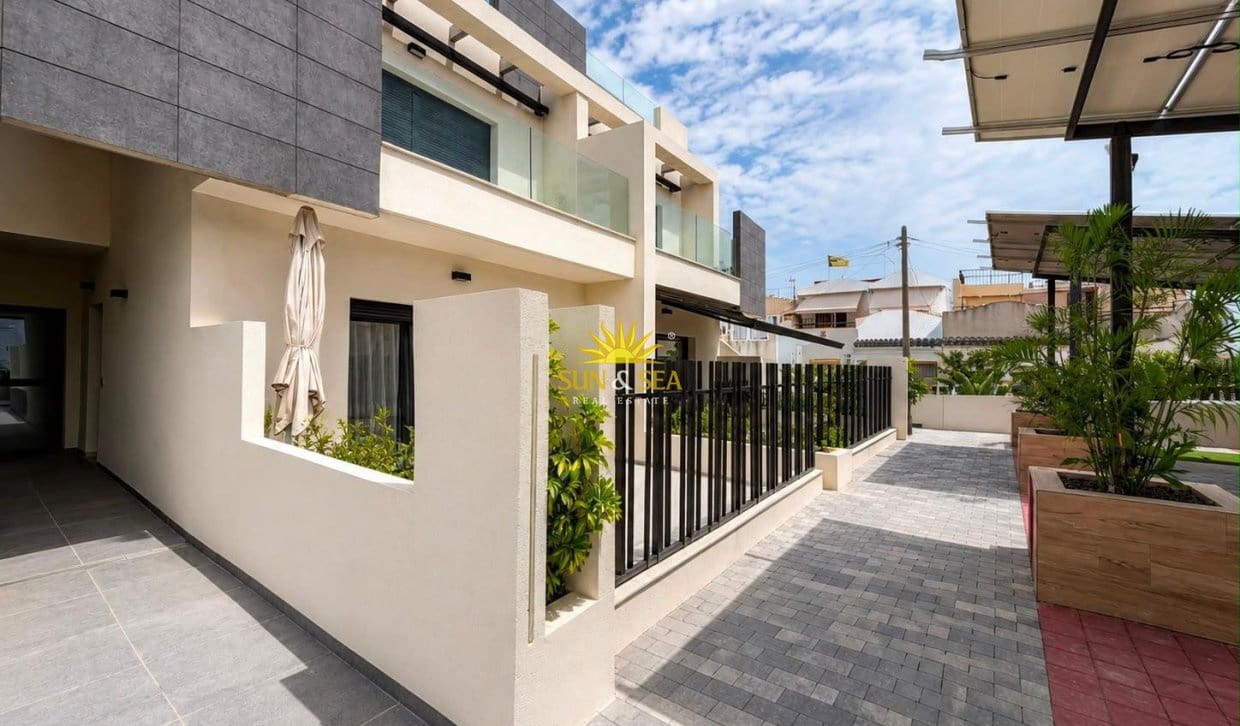 Casa de 3 habitaciones en Los Balcones en venta con piscina - 369.990 € (Ref: 10031261)