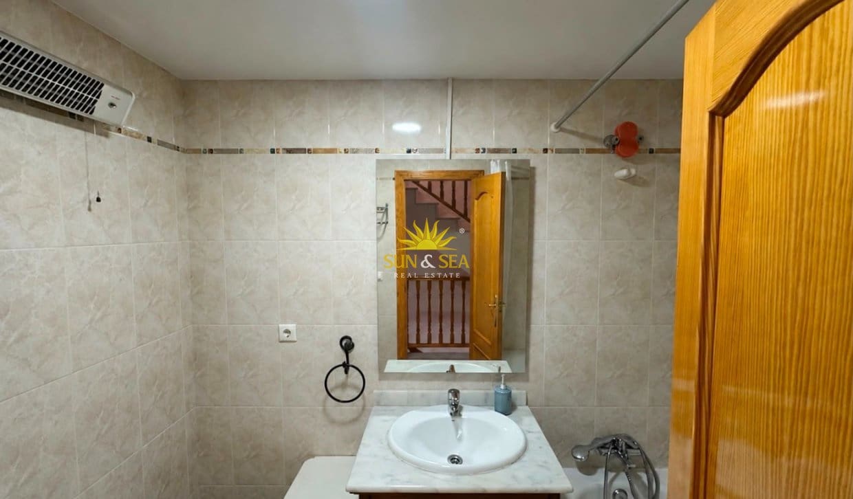 4 makuuhuone Huvila vuokrattavana paikassa Alicante kaupunki mukana uima-altaan - 2 350 € (Ref: 10032505)