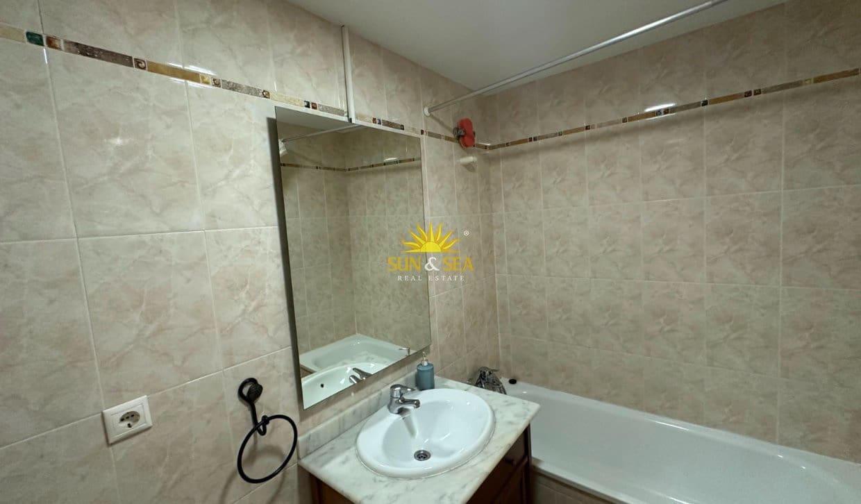 4 makuuhuone Huvila vuokrattavana paikassa Alicante kaupunki mukana uima-altaan - 2 350 € (Ref: 10032505)