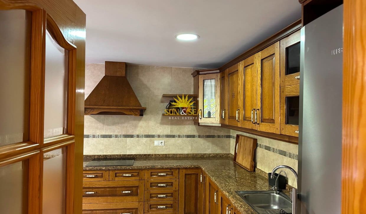 4 makuuhuone Huvila vuokrattavana paikassa Alicante kaupunki mukana uima-altaan - 2 350 € (Ref: 10032505)