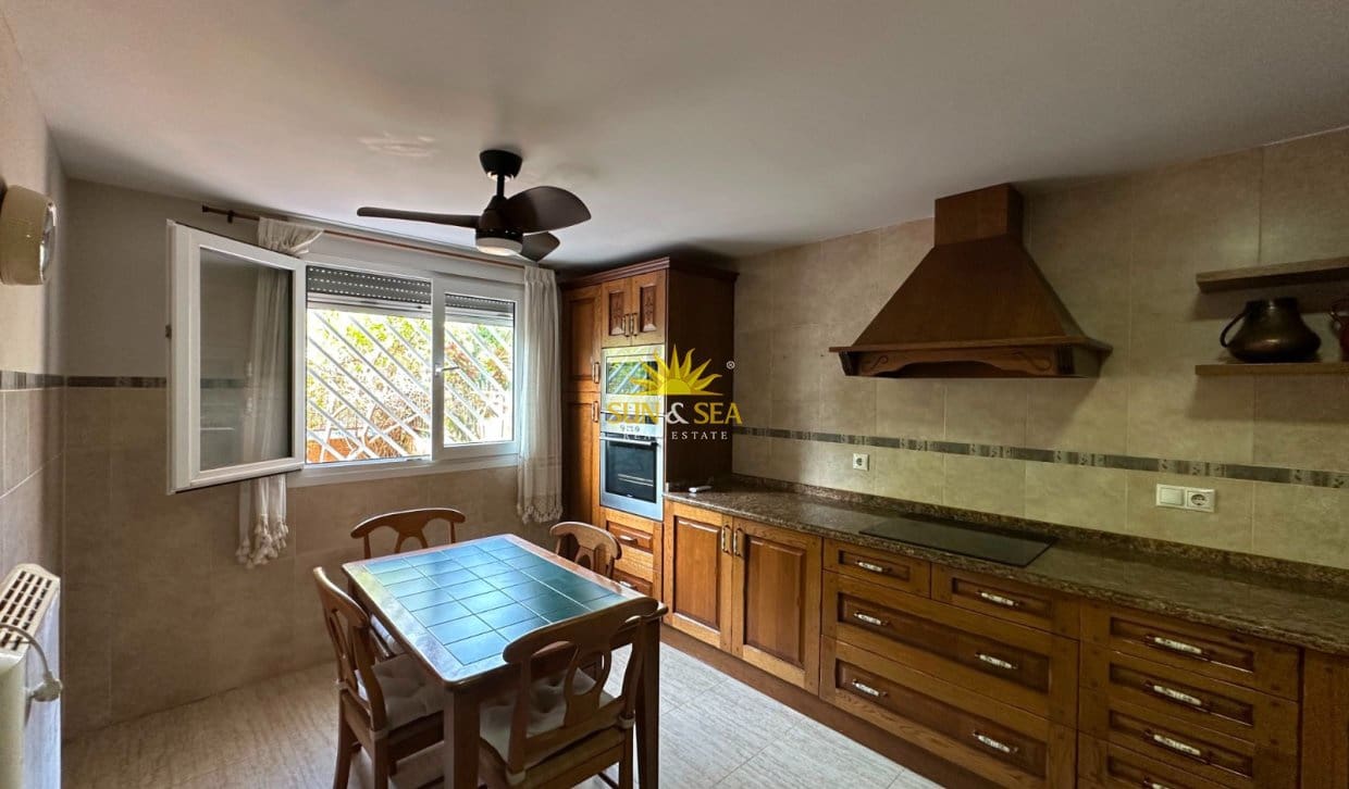 4 makuuhuone Huvila vuokrattavana paikassa Alicante kaupunki mukana uima-altaan - 2 350 € (Ref: 10032505)