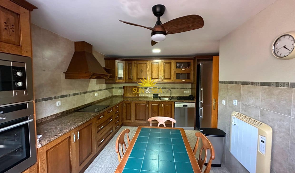 4 makuuhuone Huvila vuokrattavana paikassa Alicante kaupunki mukana uima-altaan - 2 350 € (Ref: 10032505)