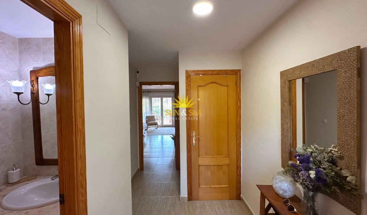 4 makuuhuone Huvila vuokrattavana paikassa Alicante kaupunki mukana uima-altaan - 2 350 € (Ref: 10032505)