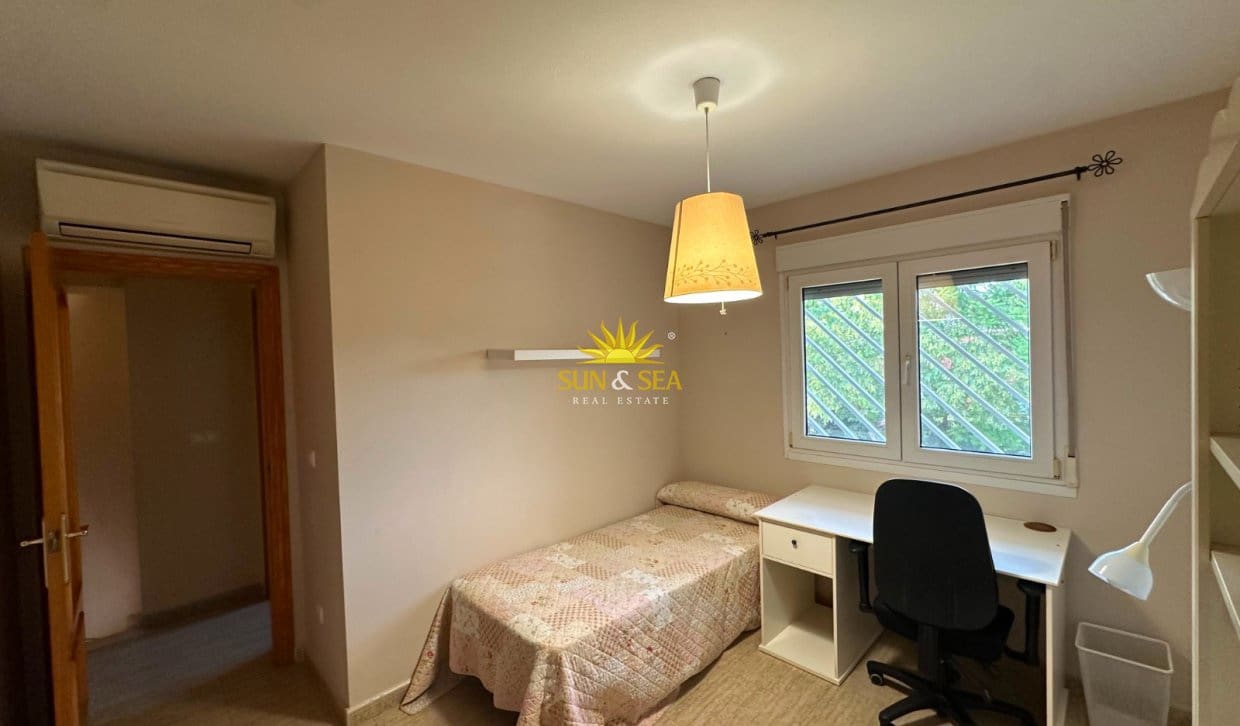 4 makuuhuone Huvila vuokrattavana paikassa Alicante kaupunki mukana uima-altaan - 2 350 € (Ref: 10032505)