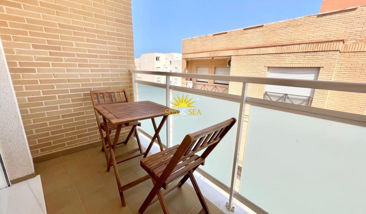 Apartamento de 2 habitaciones en Los Alcázares en alquiler con garaje - 800 € (Ref: 10034655)