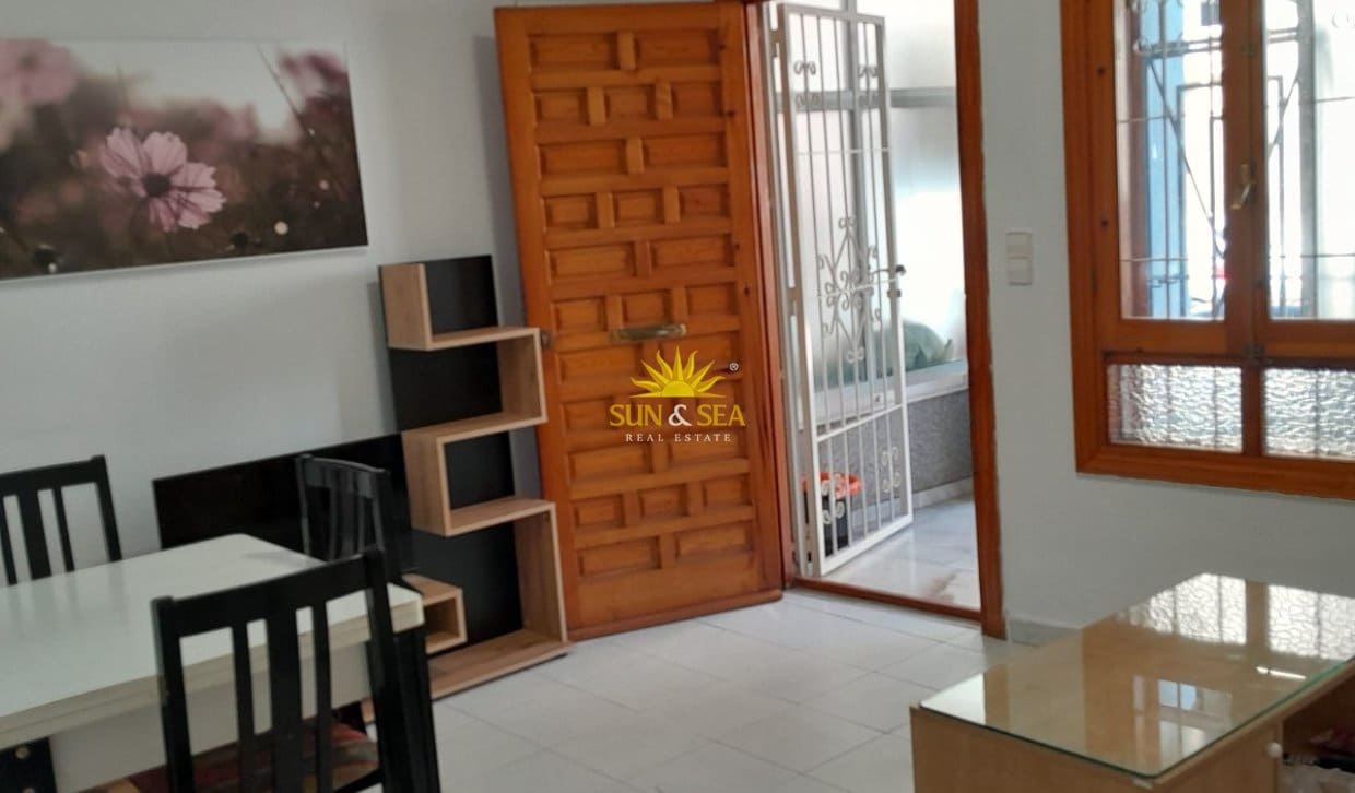 Appartement de 1 chambre à louer à Torrevieja - 600 € (Ref: 10035643)
