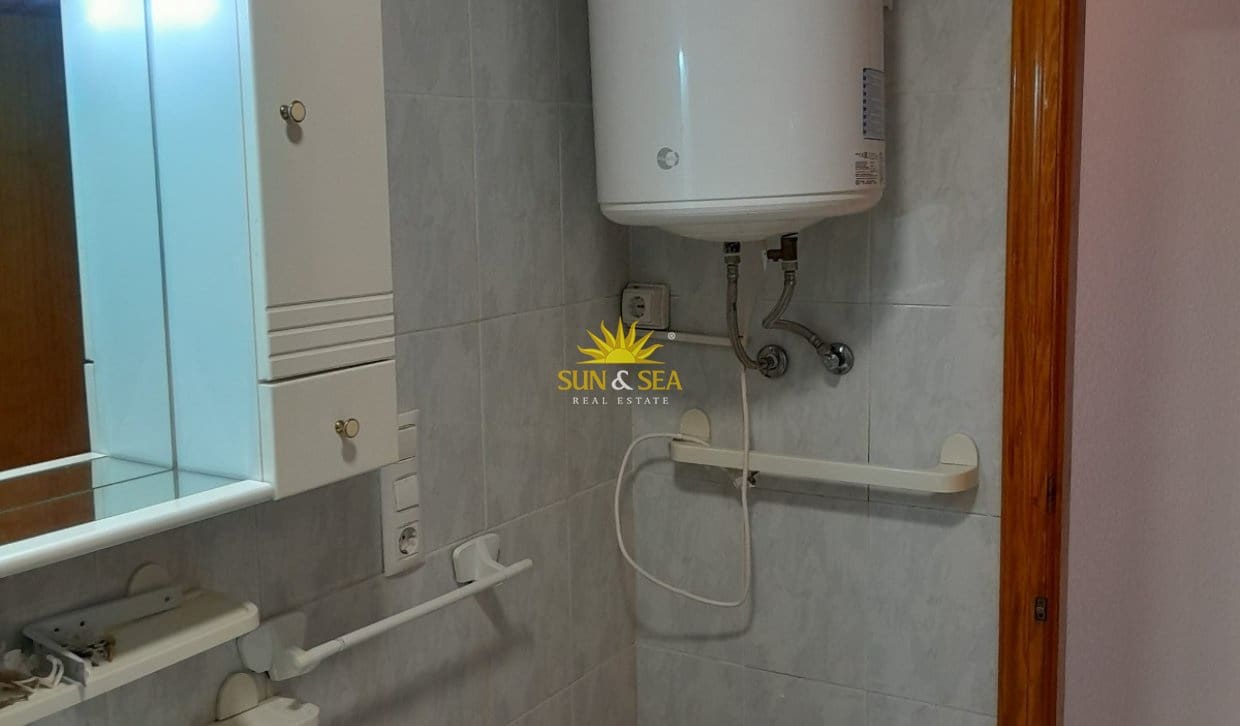 Appartement de 1 chambre à louer à Torrevieja - 600 € (Ref: 10035643)