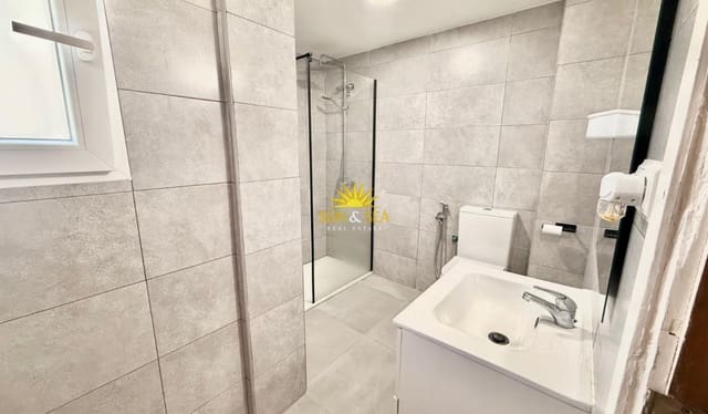 4 bedroom Apartment for rent in Benalúa, Alicante / Alacant city with garage - € 1,450 (Ref: 10041648)