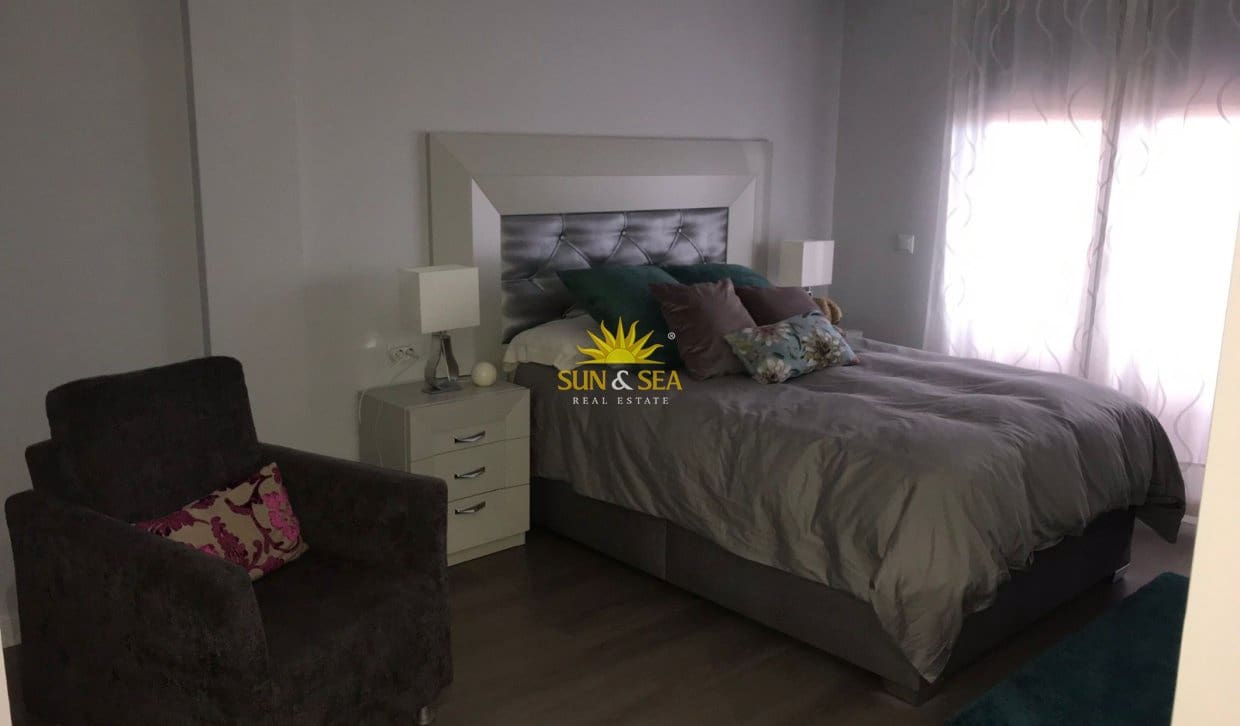 2 soverom Leilighet til leie i La Nora med svømmebasseng garasje - € 1 000 (Ref: 10041651)