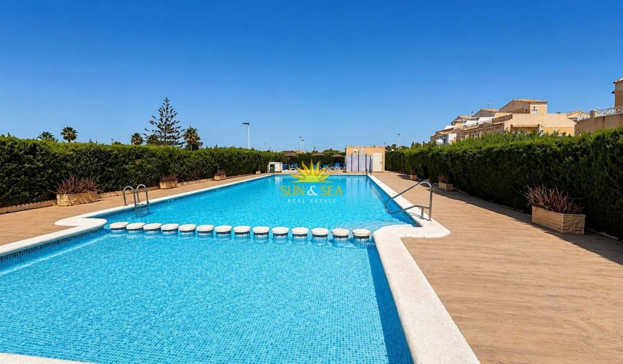 3 sypialnia Dom na sprzedaż w Torrevieja z basenem garażem - 169 500 € (Ref: 10044111)