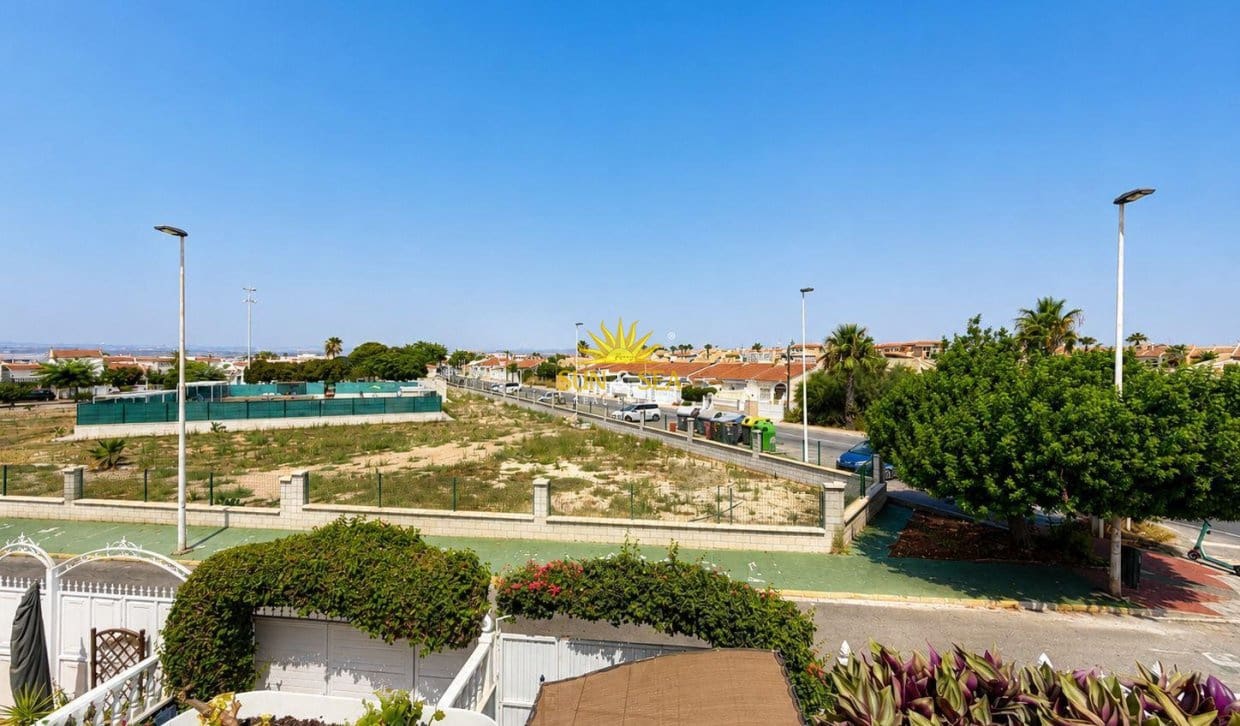3 sypialnia Dom na sprzedaż w Torrevieja z basenem garażem - 169 500 € (Ref: 10044111)