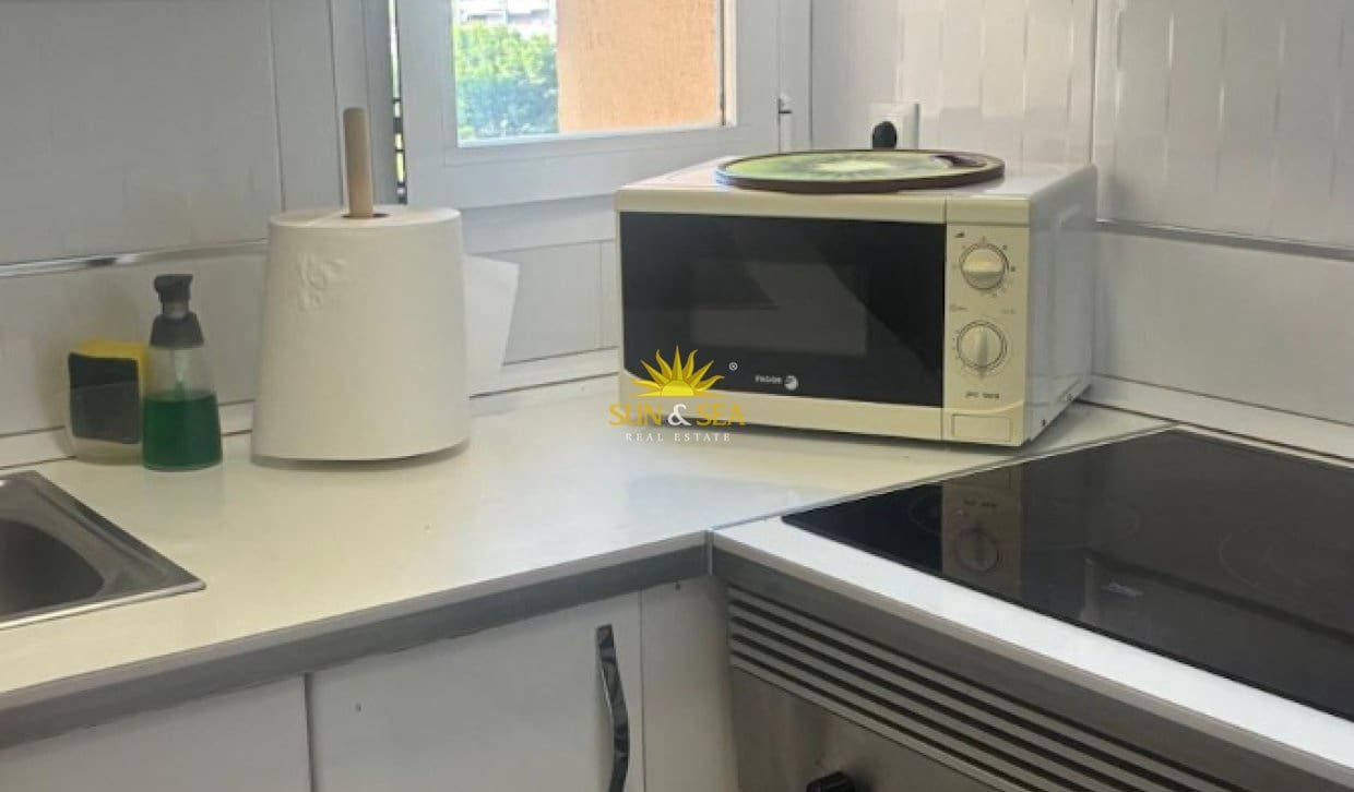 2 Zimmer Apartment zu vermieten in Benidorm mit Garage - 1.500 € (Ref: 10048233)