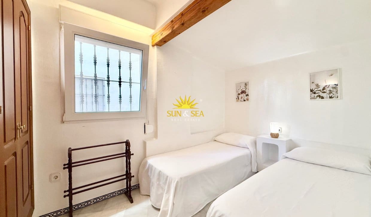 2 slaapkamer Appartement te huur in Torrevieja - € 900 (Ref: 10049826)