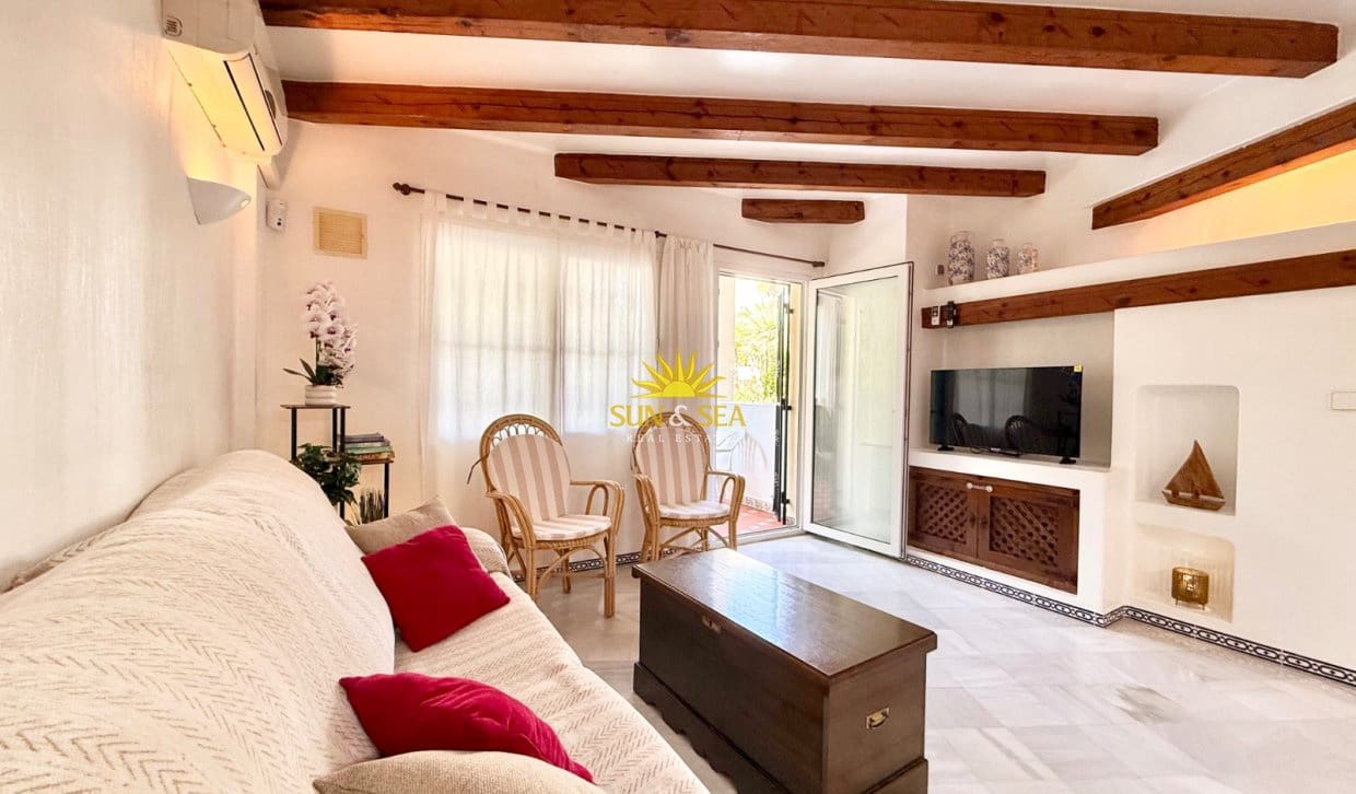 2 slaapkamer Appartement te huur in Torrevieja - € 900 (Ref: 10049826)