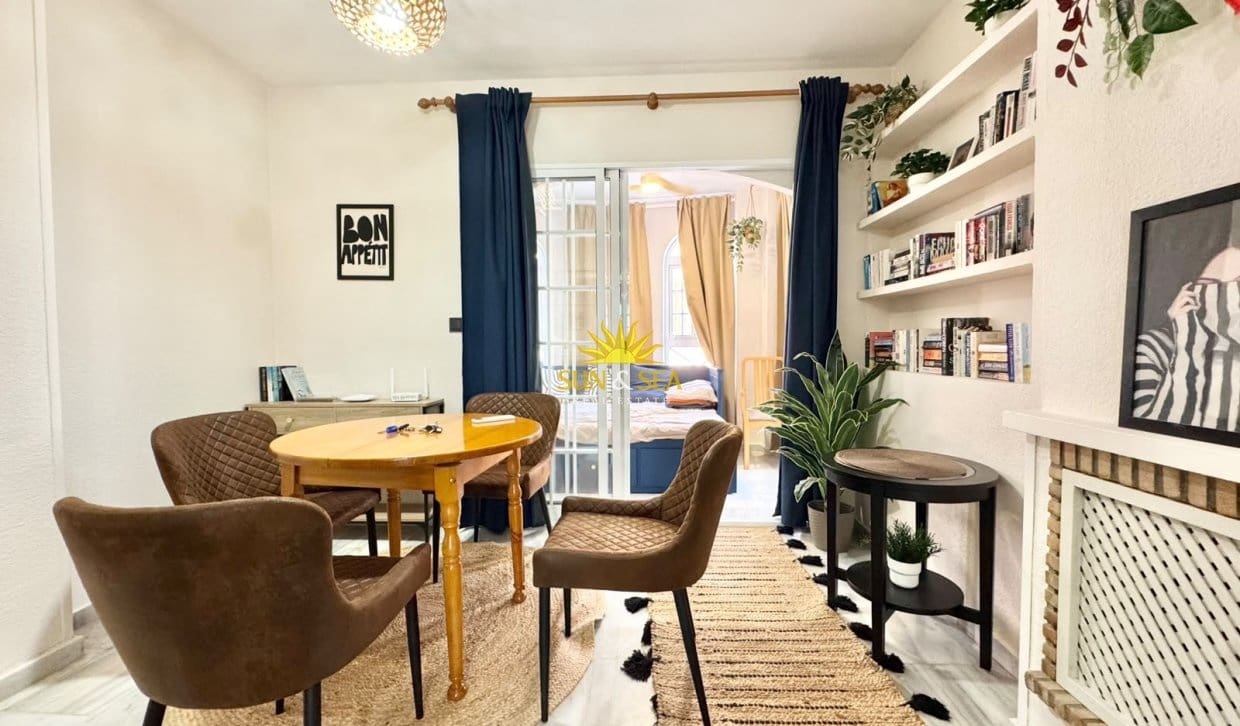 Appartement de 2 chambres de location de vacances à Torrevieja - 990 € (Ref: 10052005)