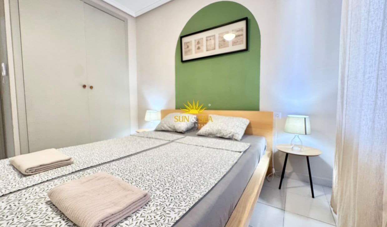Apartamento de 2 habitaciones en Torrevieja en alquiler vacacional con piscina - 900 € (Ref: 10052083)