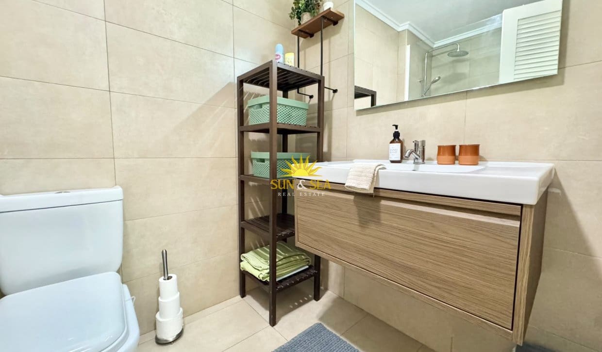 Apartamento de 2 habitaciones en Torrevieja en alquiler vacacional con piscina - 900 € (Ref: 10052083)