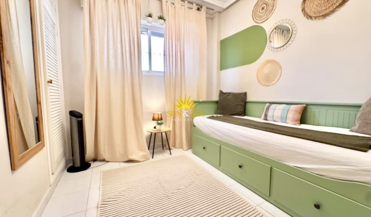 Apartamento de 2 habitaciones en Torrevieja en alquiler vacacional con piscina - 900 € (Ref: 10052083)