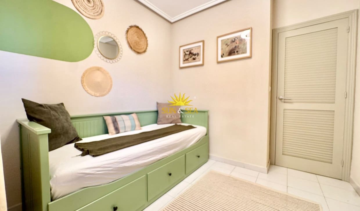 Apartamento de 2 habitaciones en Torrevieja en alquiler vacacional con piscina - 900 € (Ref: 10052083)