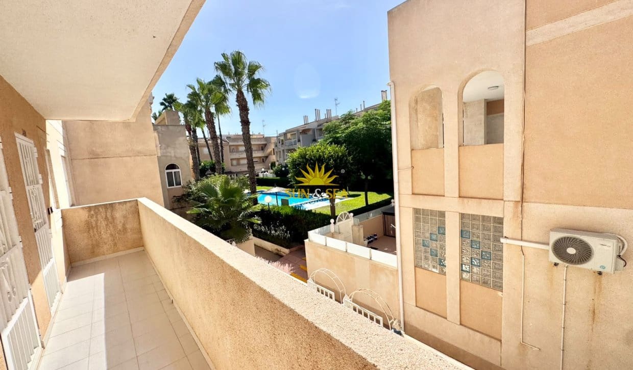 Apartamento de 2 habitaciones en Torrevieja en alquiler vacacional con piscina - 900 € (Ref: 10052083)
