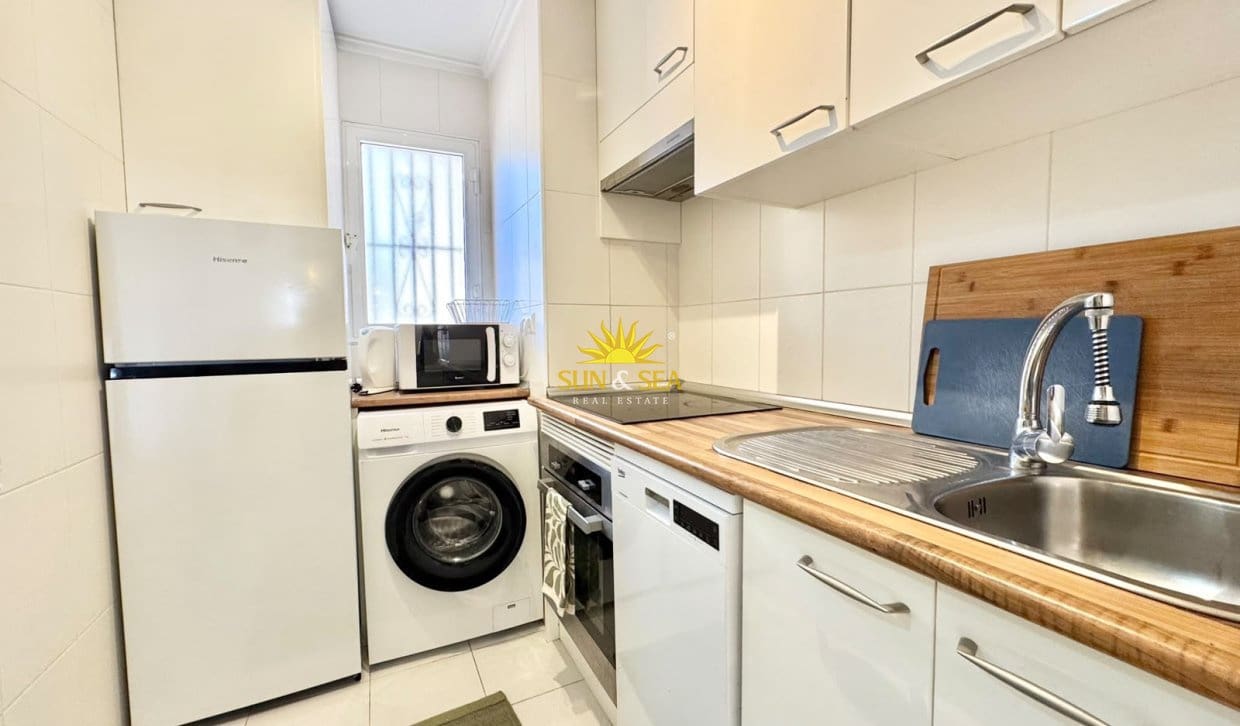 Apartamento de 2 habitaciones en Torrevieja en alquiler vacacional con piscina - 900 € (Ref: 10052083)